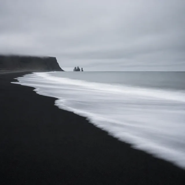 黒砂の海岸と波